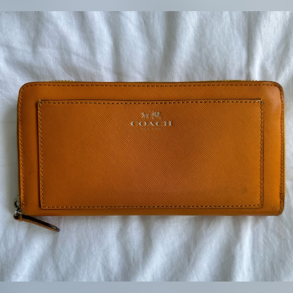 ✨ SOLD ✨ GUC Coach Silver Logo Tangerine Orange Accordion Leather Wallet